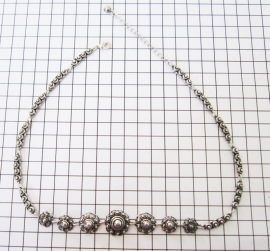 zeeuwse knop collier fijn met veel Zeeuwse knoopjes ZKC708