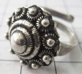 ring Zeeuwse knop met kleine zeeuwse bolletjes rand ZKR304