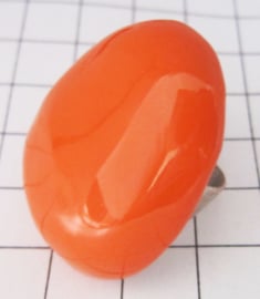 RIN410 Ovale ring verzilverd met knal oranje emaille, een maat verstelbaar, past altijd