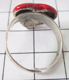 RIN406 Prachtige ring met rood hartje