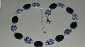 COL 005 Delftsblauwe ketting met platte tulpenkralen van porcelein.