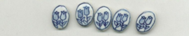 5 stuks ovale platte delftsblauwe kraal met twee tulpen,porcelein.