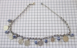 COL 017 Collier munten zwaar verzilverd en handgeschilderde delftsblauwe tulpjes.