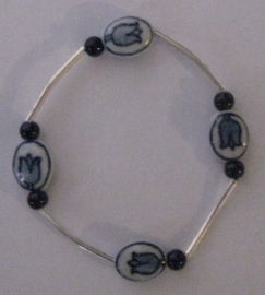 ARM 106 Armband delftsblauw porcelein, handgeschilderde tulpenkralen met verzilverde buisjes