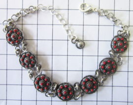 ZKA514-R armband met verzilverde zeeuwse knopjes en rode emaille