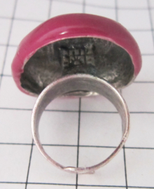 RIN407  ovale ring verzilverd met paarse emaille, een maat verstelbaar.