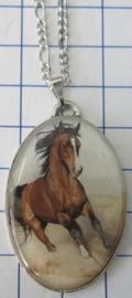 Hanger met ketting  verzilverd met afbeelding van bruin galopperend paard HAN525