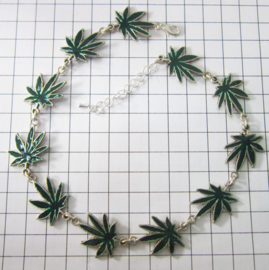COL 023 collier wietblaadjes  verzilverd met groene emaille
