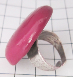 RIN407  ovale ring verzilverd met paarse emaille, een maat verstelbaar.