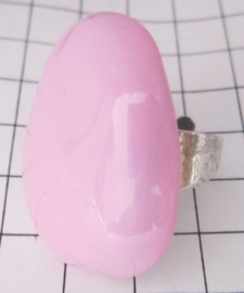 RIN408 Verzilverd ovale ring verzilverd met licht roze emaille, een maat verstelbaar.