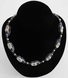 COL 031 handgeschilderde delftsblauwe klompjes met strass collier