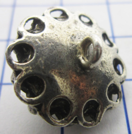 zkk810 Bolle zeeuwse kledingknoop verzilverd met oogjesrand ongeveer 2 cm
