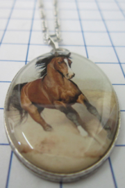 Hanger met ketting  verzilverd met afbeelding van bruin galopperend paard HAN525