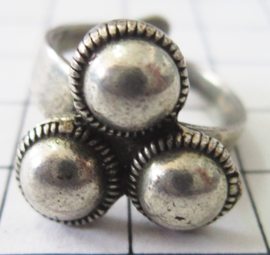 ZKR323 3-zeeuwse knopjes ring zwaar verzilverd
