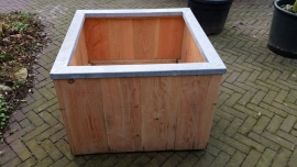 Douglas plantenbak op wielen + zinken rand, afmeting 80x80x60 cm