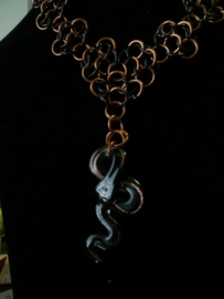 chainmaille mobius rosette ketting met slang glashanger (01kt905)