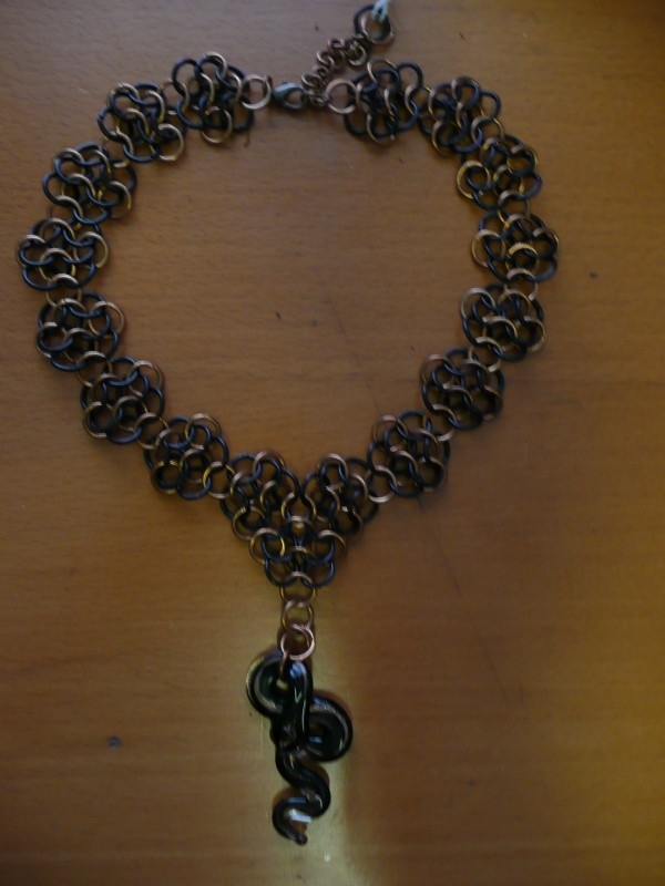 chainmaille mobius rosette ketting met slang glashanger (01kt905)