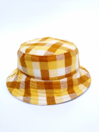 Bruin met geel geblokte bucket hat