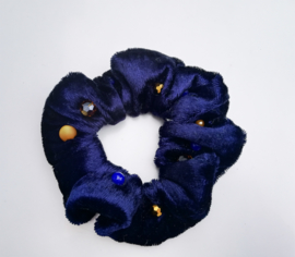 Scrunchie kleur donker blauw met kralen