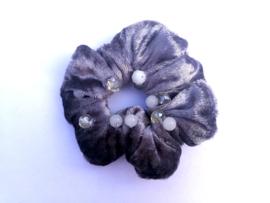 Scrunchie kleur grijs met kralen