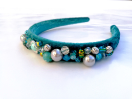 Licht blauwe diadeem met kralen