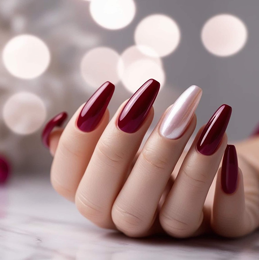 Close-up van handen met glanzende gellak nagels in een zachte roze tint, perfect aangebracht voor een langdurige en krasvrije finish.