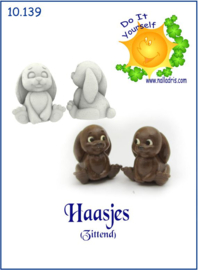 10.139 Haasjes, zittend (2 stuks)