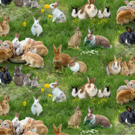 Elizabeth's studio  Quiltstof met afbeeldingen van witte, bruine en zwarte konijnen  konijnen in het gras. 650 green