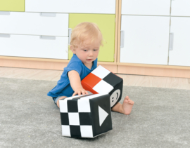 SALE! Foam blok kubus zwart-wit of zwart-wit-rood (15 x 15 cm)