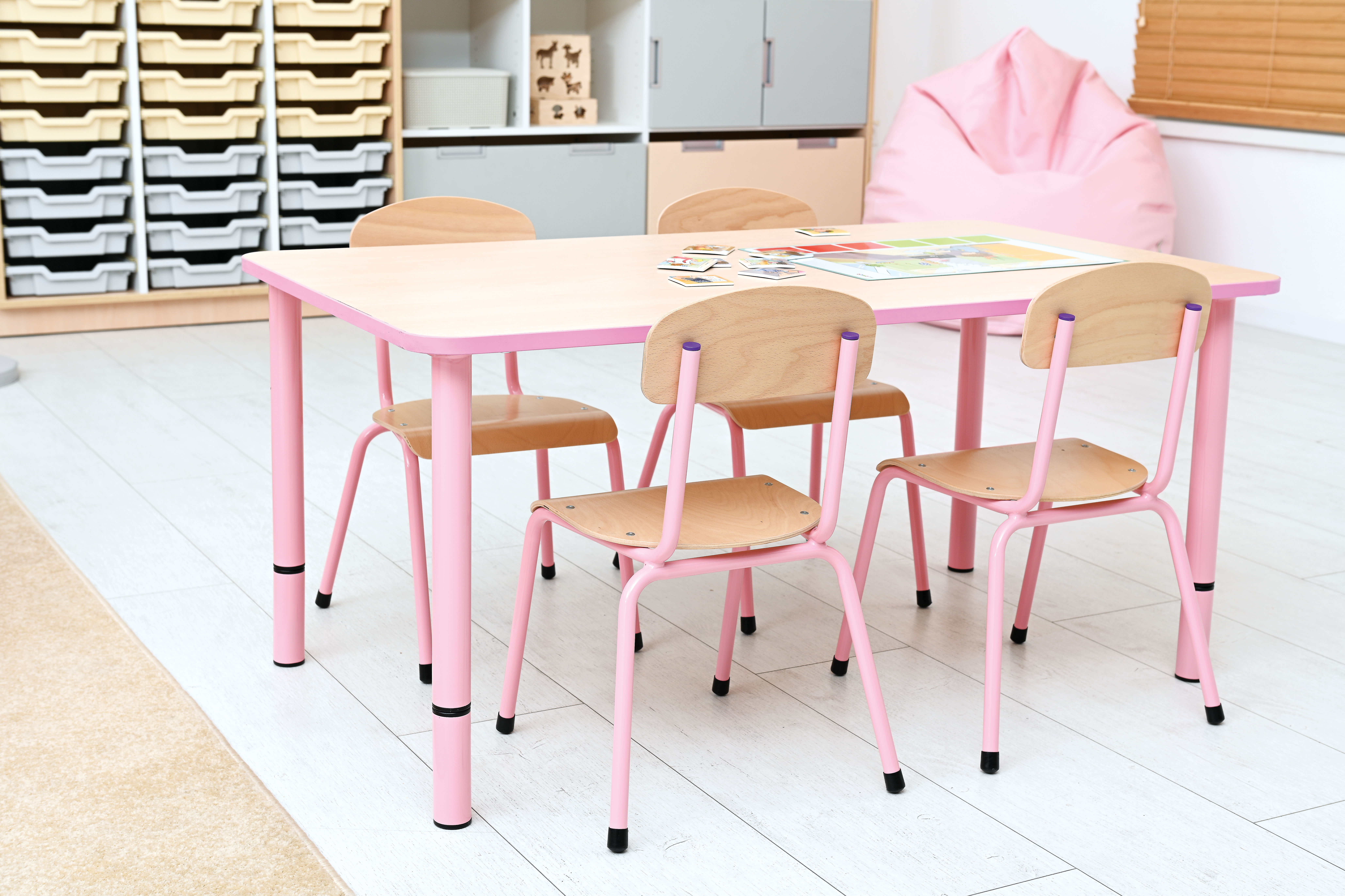 Kinderopvang tafels (in 4 vormen en 7 kleuren poten/randen)