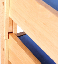Kinderopvang bedden (hout) inclusief matras en (grijze) hoes