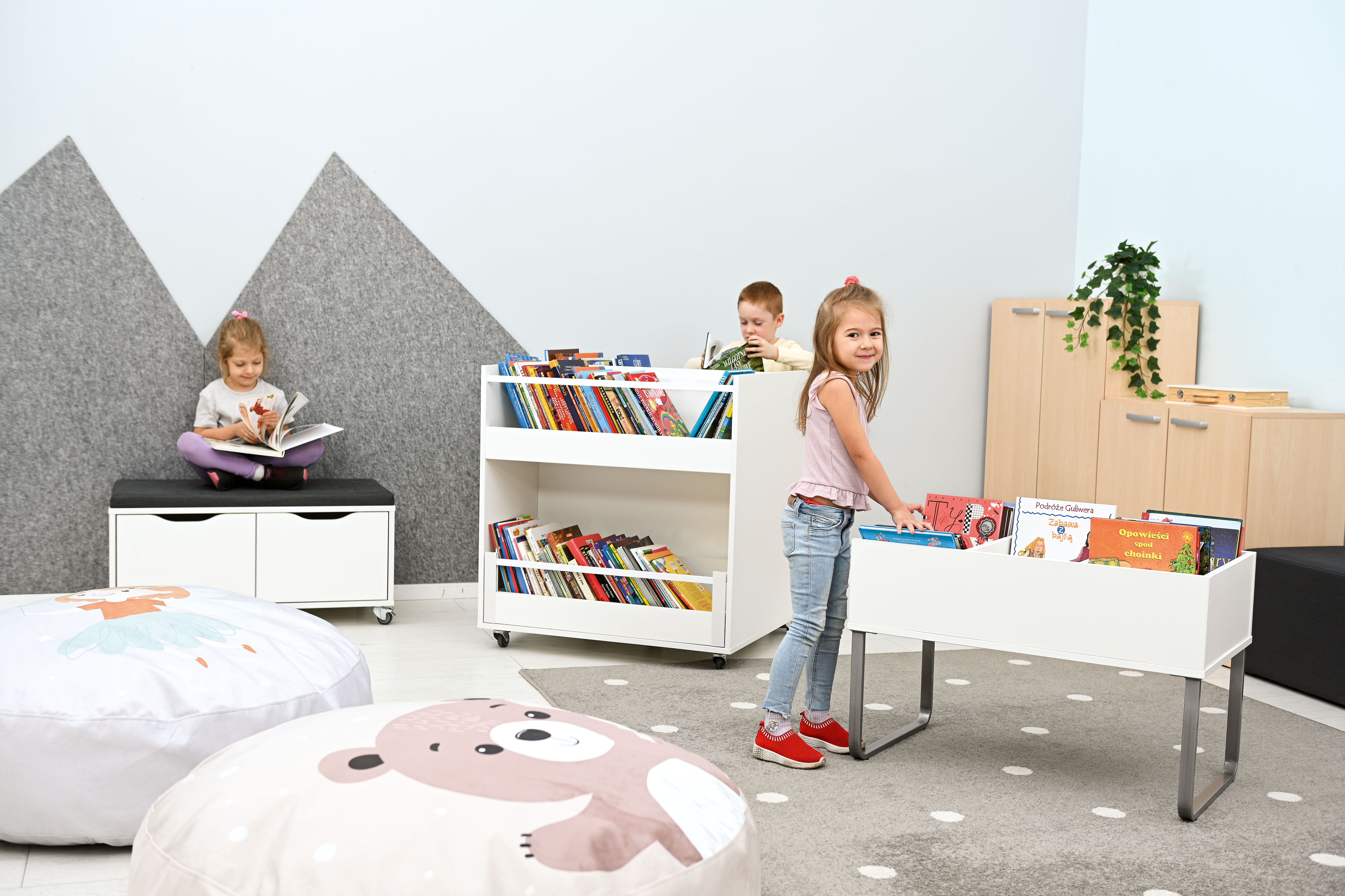 Grote (verrijdbare) boekenkast/bilbiotheek (WIT of NATUUR)