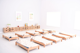 Kinderopvang bedden (hout) inclusief matras en (grijze) hoes