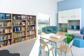 Schoolmeubilair/meubels: Stoelen hout/metaal "modern" (maat 7 in 3 pastelkleuren)