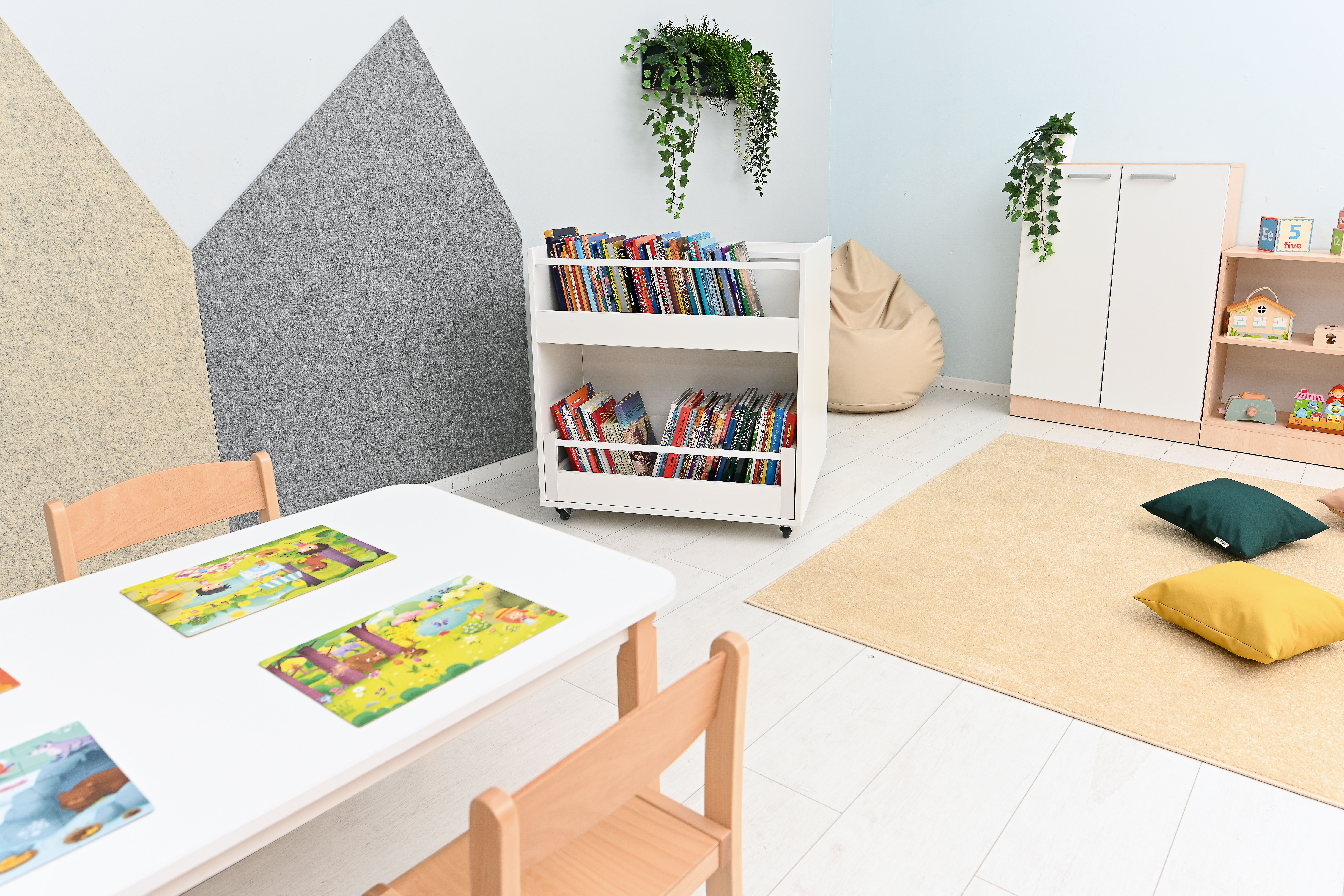 Grote (verrijdbare) boekenkast/bilbiotheek (WIT of NATUUR)