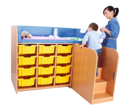 Aankleedmeubel / commode kinderopvang (met aankleedkussen en verschuifbare trap)