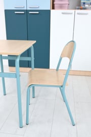 Schoolmeubilair/meubels: Stoelen hout/metaal "modern" (maat 6 in 4 pastelkleuren)