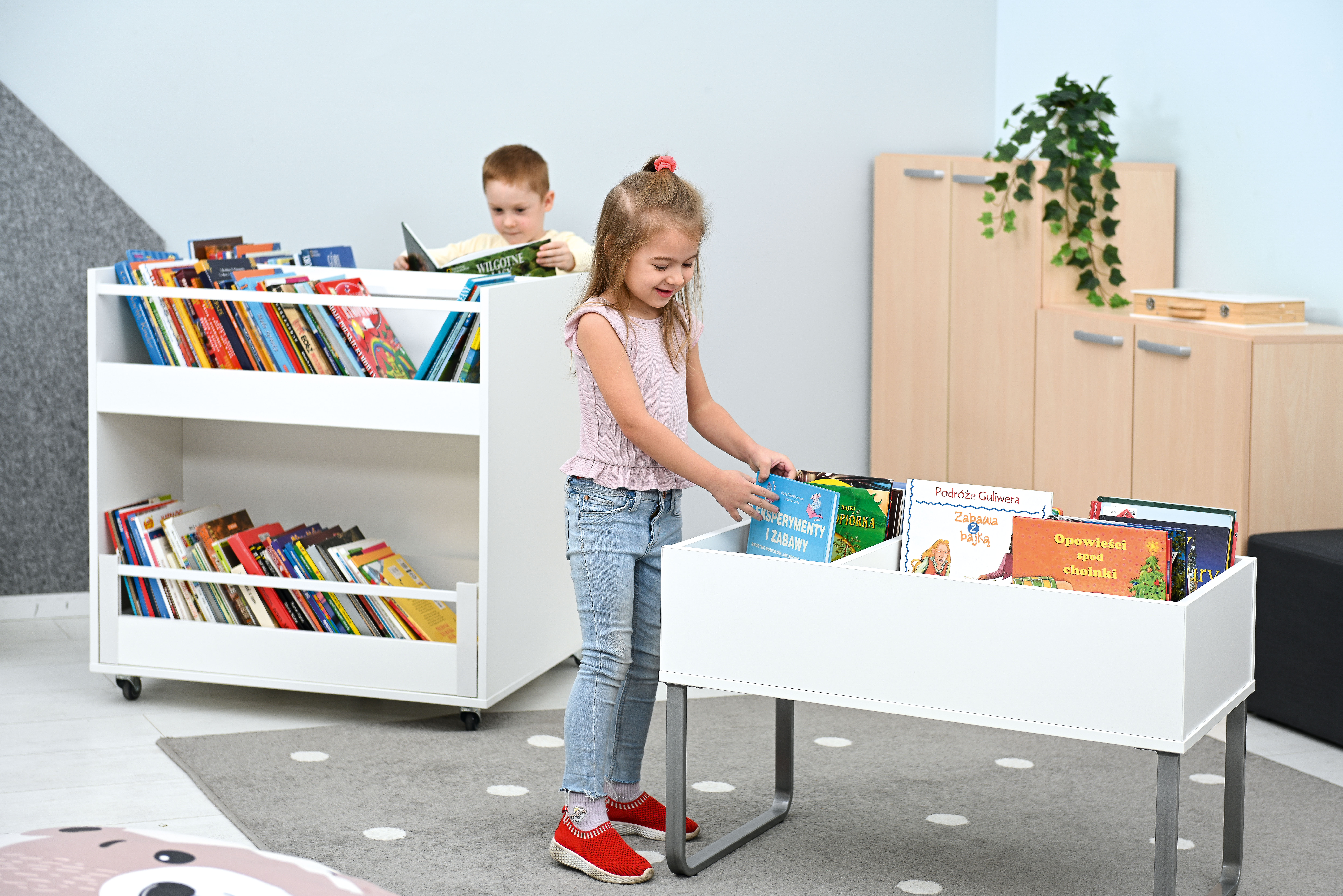 Boekenkist (hoog of laag / wit of hout met of zonder (bijpassende) poefjes)