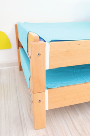 Kinderopvang bedden (hout) inclusief matras en (grijze) hoes