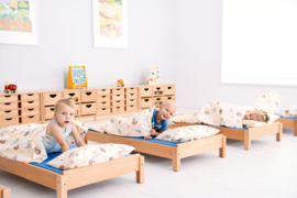 Kinderopvang bedden (hout) inclusief matras en (grijze) hoes
