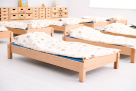 Kinderopvang bedden (hout) inclusief grijze matras