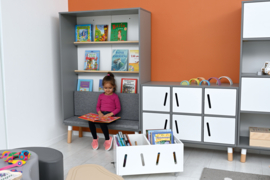 Kinderopvang boekenkast / leeskast met zitbank