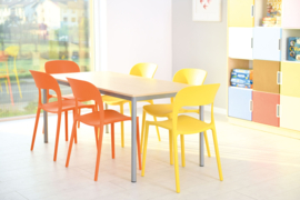 Schoolmeubilair/meubels: Stoelen kunststof (oranje of geel) zithoogte: 47,5 cm