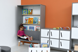 Kinderopvang boekenkast / leeskast met zitbank