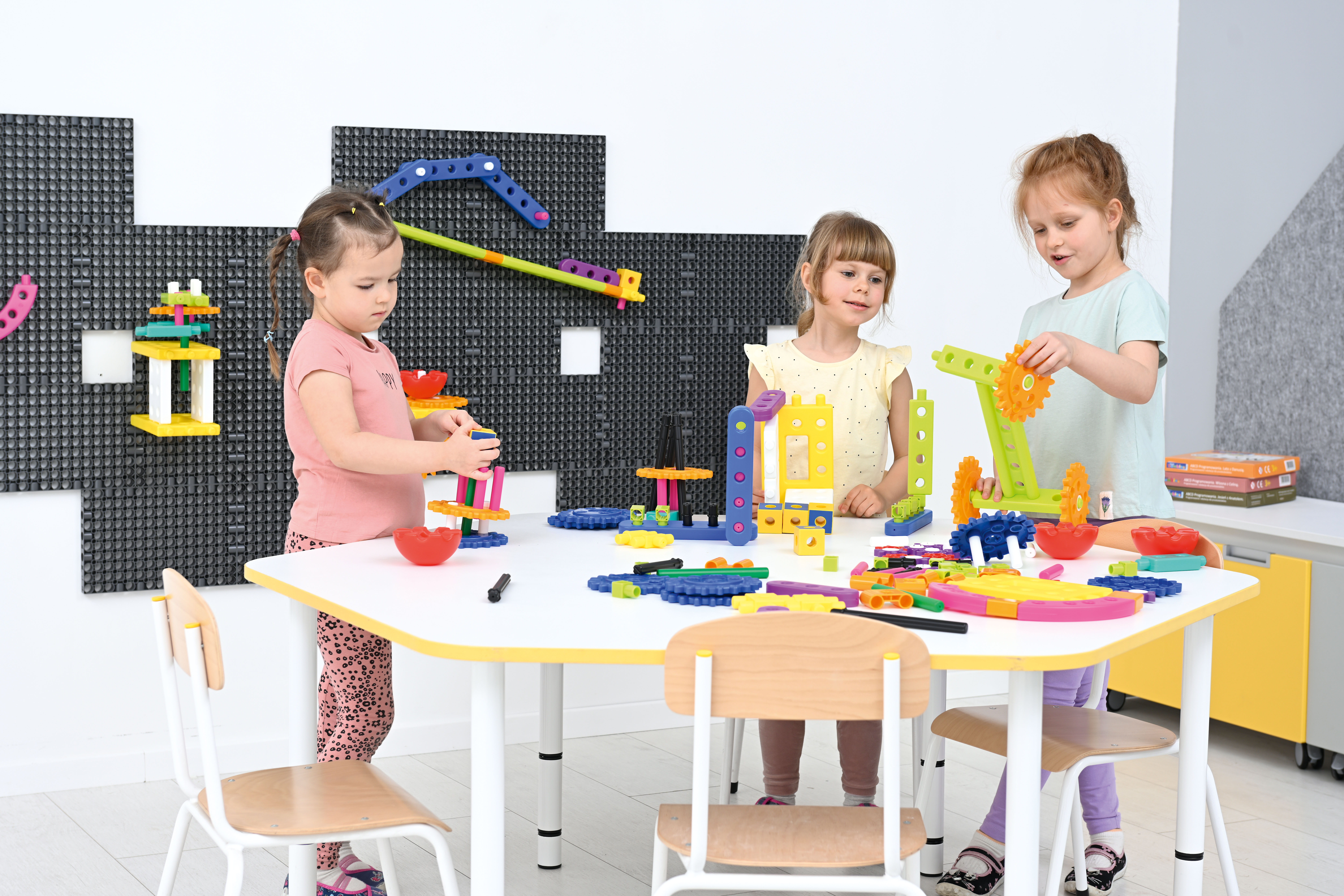 Kinderopvang tafels WIT tafelblad met verstelbare poten