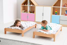 Kinderopvang bedden (hout) inclusief matras en (grijze) hoes