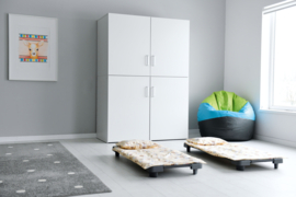 (opberg)kast (WIT of NATUUR) voor 15 Kinderopvang bedden (stretcher) / rustbedjes (+ beddengoed)