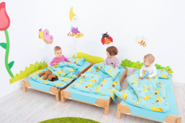Kinderopvang bedden (hout) inclusief matras en (grijze) hoes