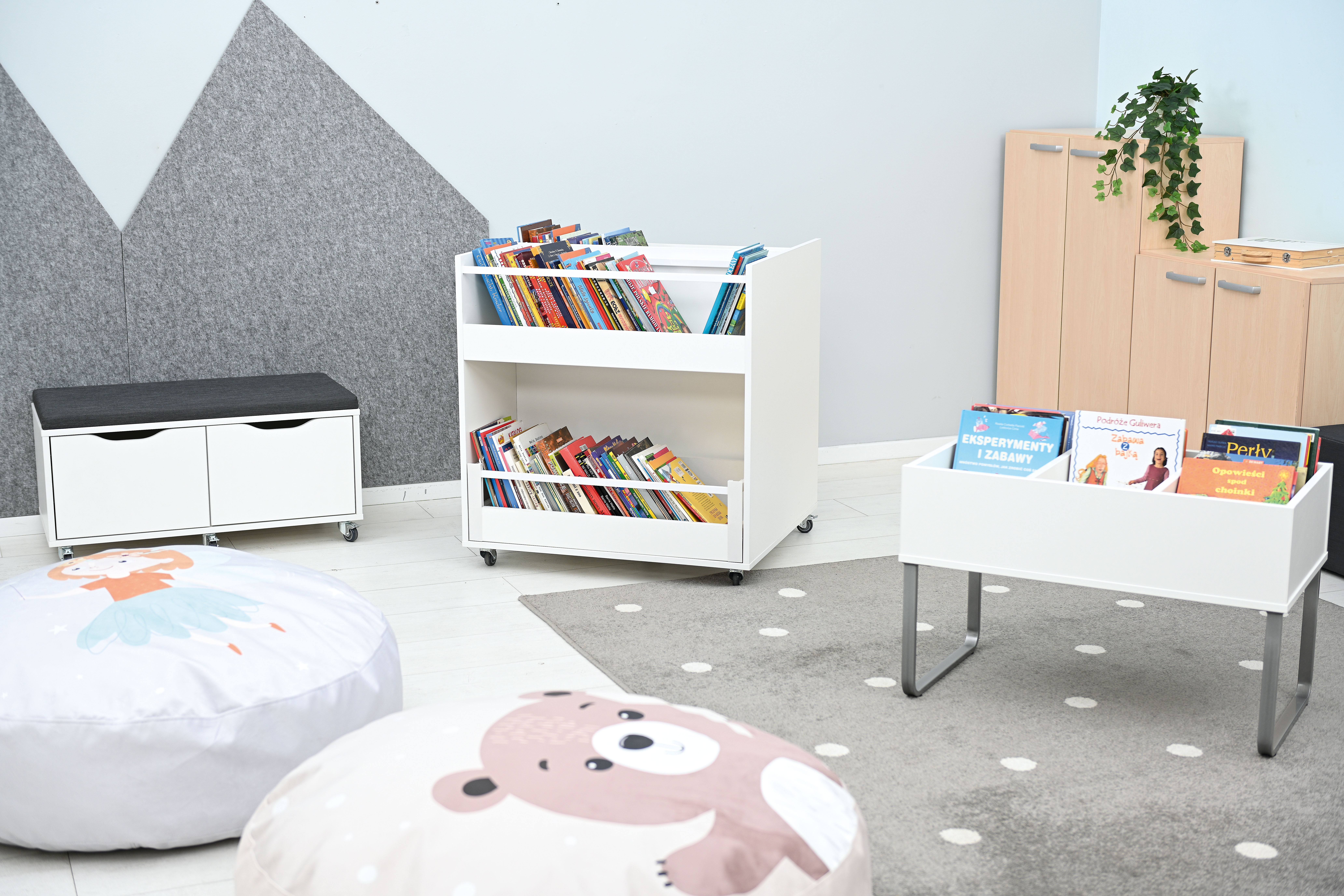 Boekenkist (hoog of laag / wit of hout met of zonder (bijpassende) poefjes)