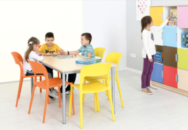 Schoolmeubilair/meubels: Stoelen kunststof (oranje of geel) zithoogte: 47,5 cm